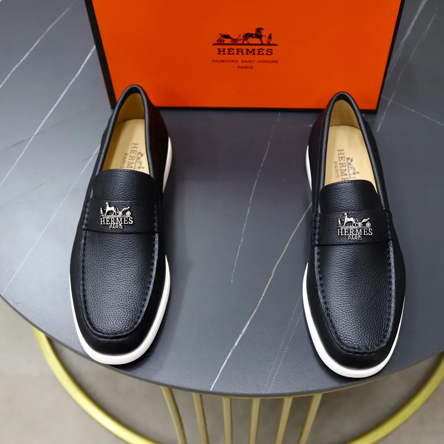 Ex-factory price: 560💰Hermès/Hermès slip-on men's shoes. This shoe is made of imported pebbled cowhide. It has simple and smooth lines and is combined with aerodynamically designed 3CM rubber foam ultra-light soles! Youthful and fashionable, classic H-shaped hardware buckle decoration, calf lining gently wraps the feet, with logo cowhide feet, casual and urban style, highlighting youthful vitality, sports and leisure version, super versatile, code number: 38-39-40-41-42-43-44 standard leather shoe size (45 can be customized but does not support returns)